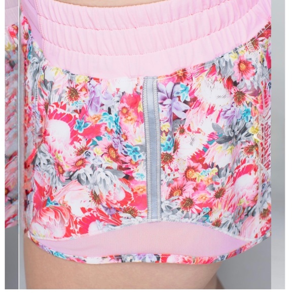 Lululemon Hotty Hot Short Size 8 Floral Pink Liner Free - Picture 10 of 10